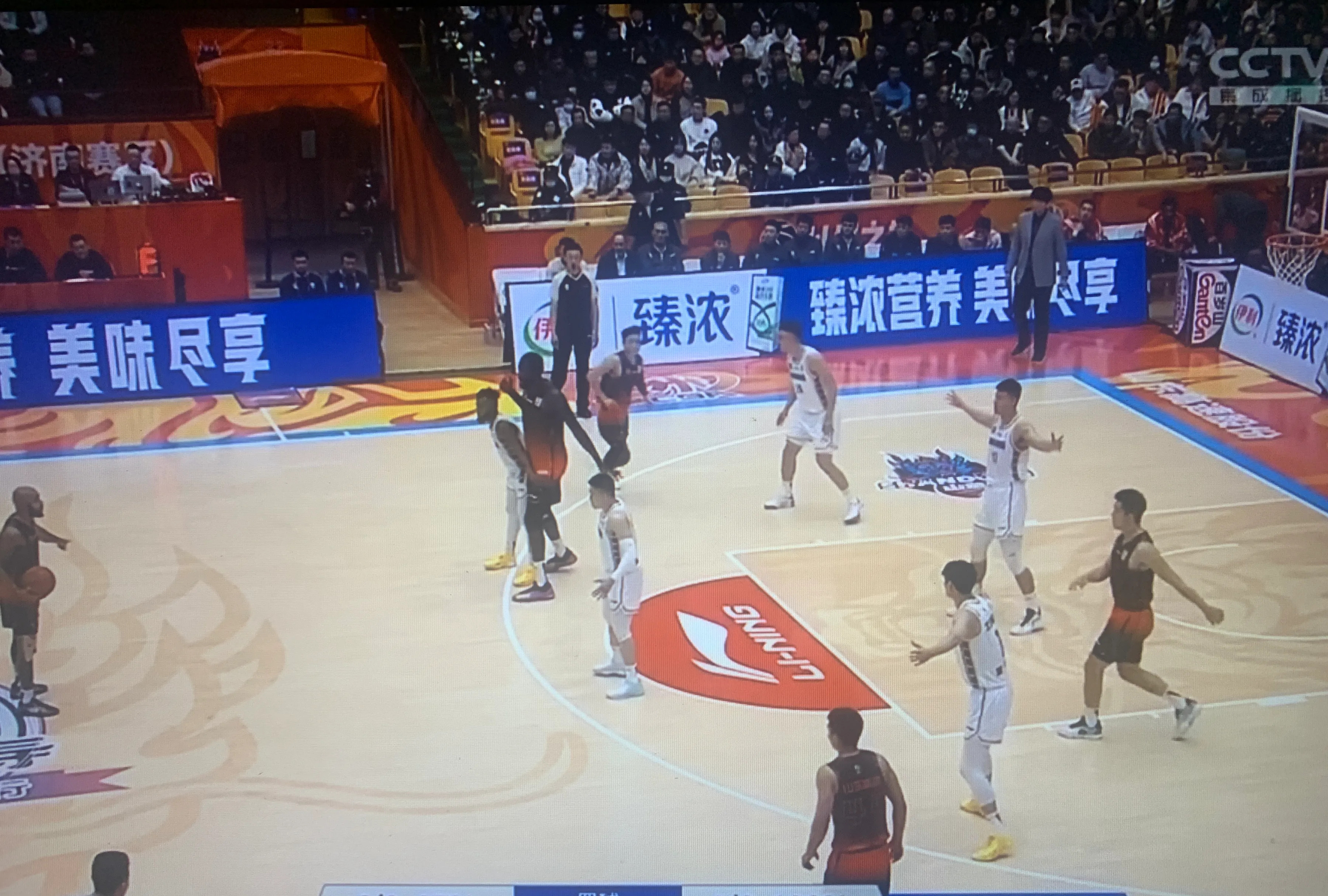 ld乐动官网-包含广东宏远与山东男篮上演激烈对决，胜者难分伯仲的词条
